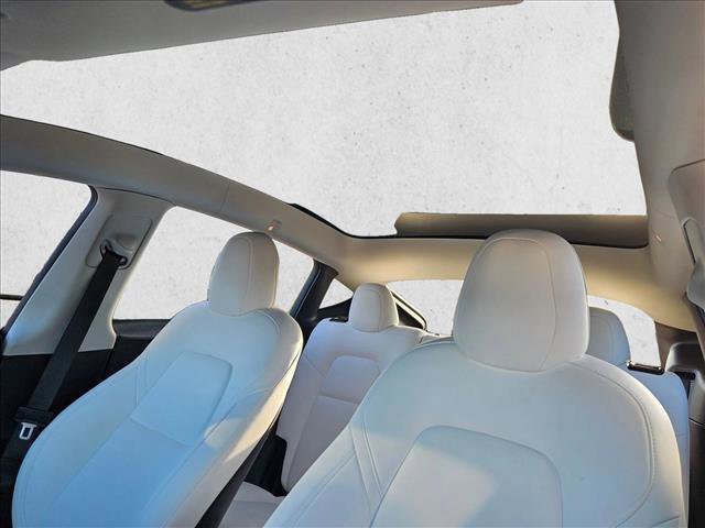 Used 2022 Tesla Model Y Long Range image 16