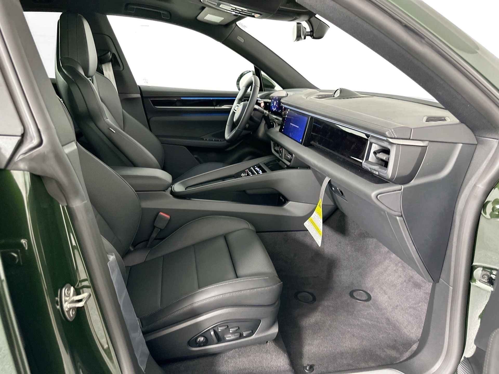 Certified 2025 Porsche Macan Electric image 28