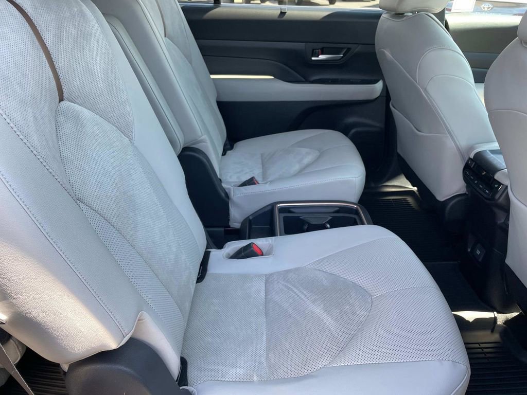 Used 2024 Toyota Grand Highlander AWD Hybrid image 27