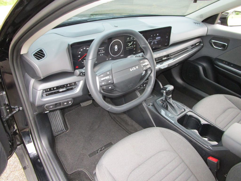 Used 2025 Kia K4 EX image 16