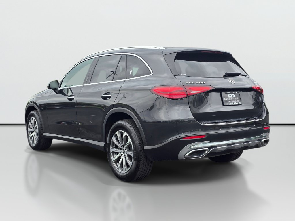 Used 2025 Mercedes-Benz GLC 300 4MATIC image 3