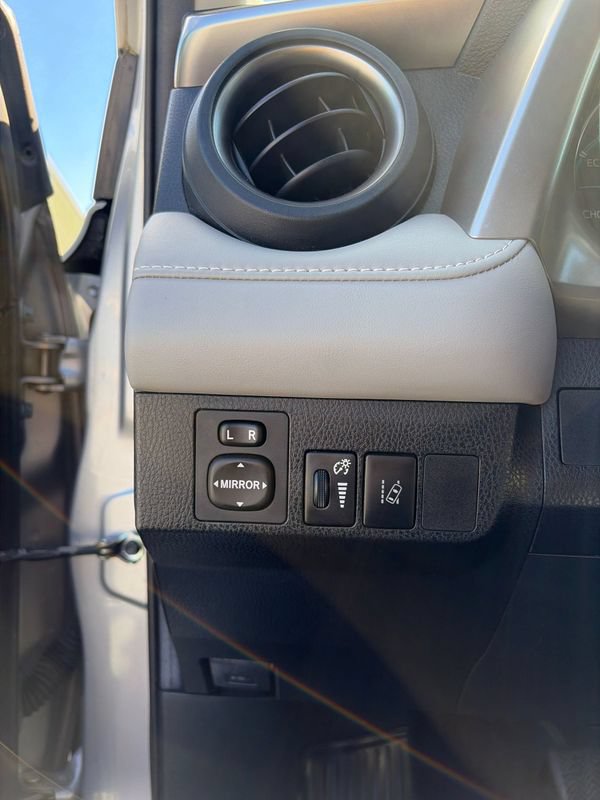 Used 2018 Toyota RAV4 XLE AWD/4WD image 18