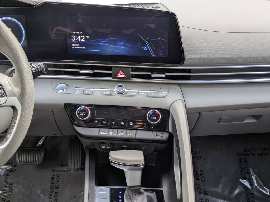 Used 2024 Hyundai Elantra SEL image 17