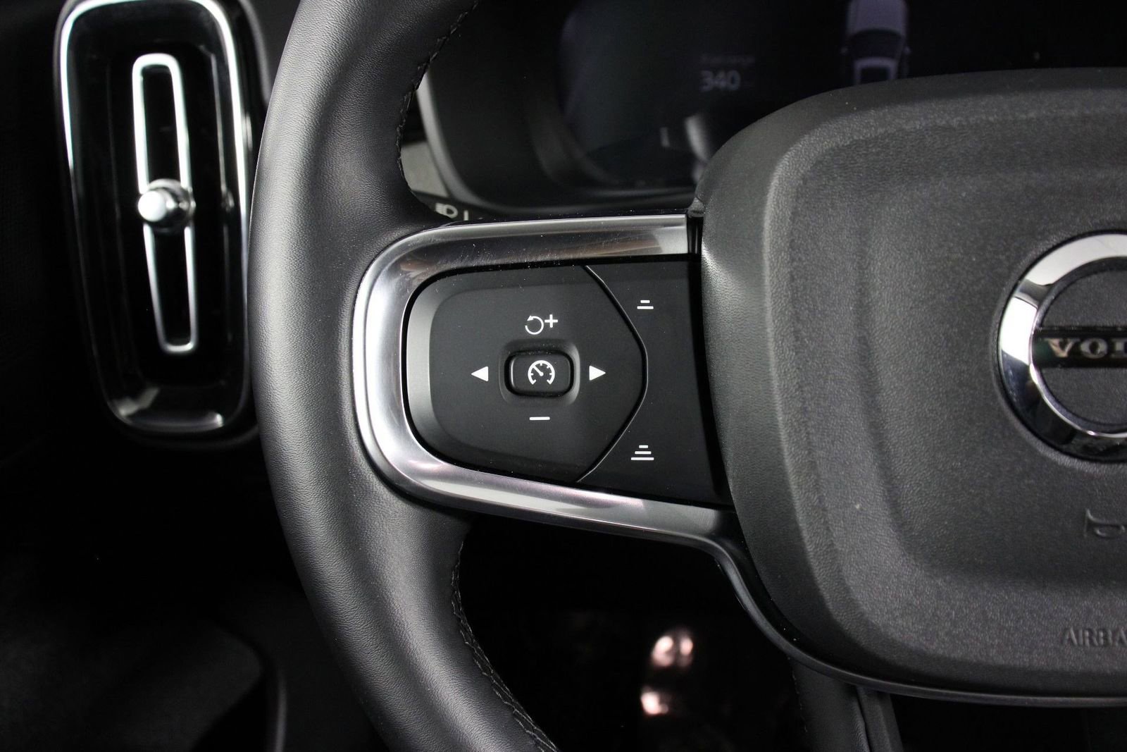 Certified 2025 Volvo XC40 B5 Plus AWD/4WD image 10