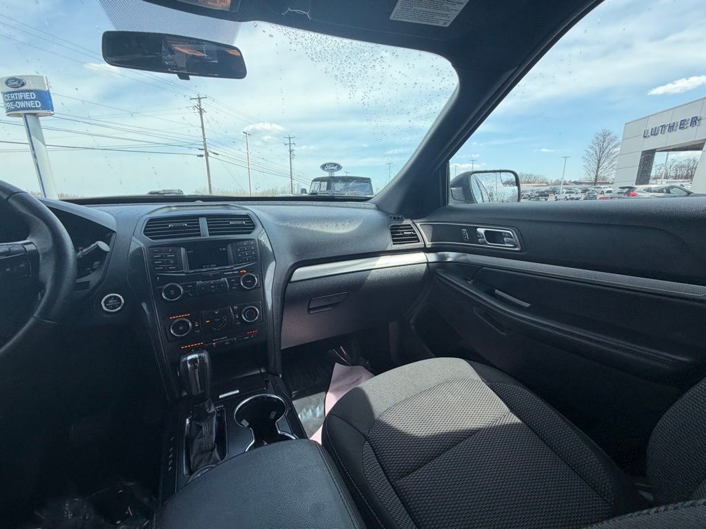 Used 2018 Ford Explorer XLT image 16