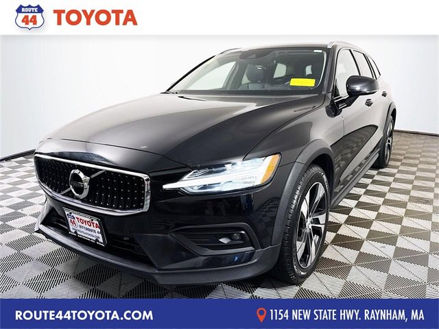 Used 2021 Volvo V60 T5 Cross Country image 1