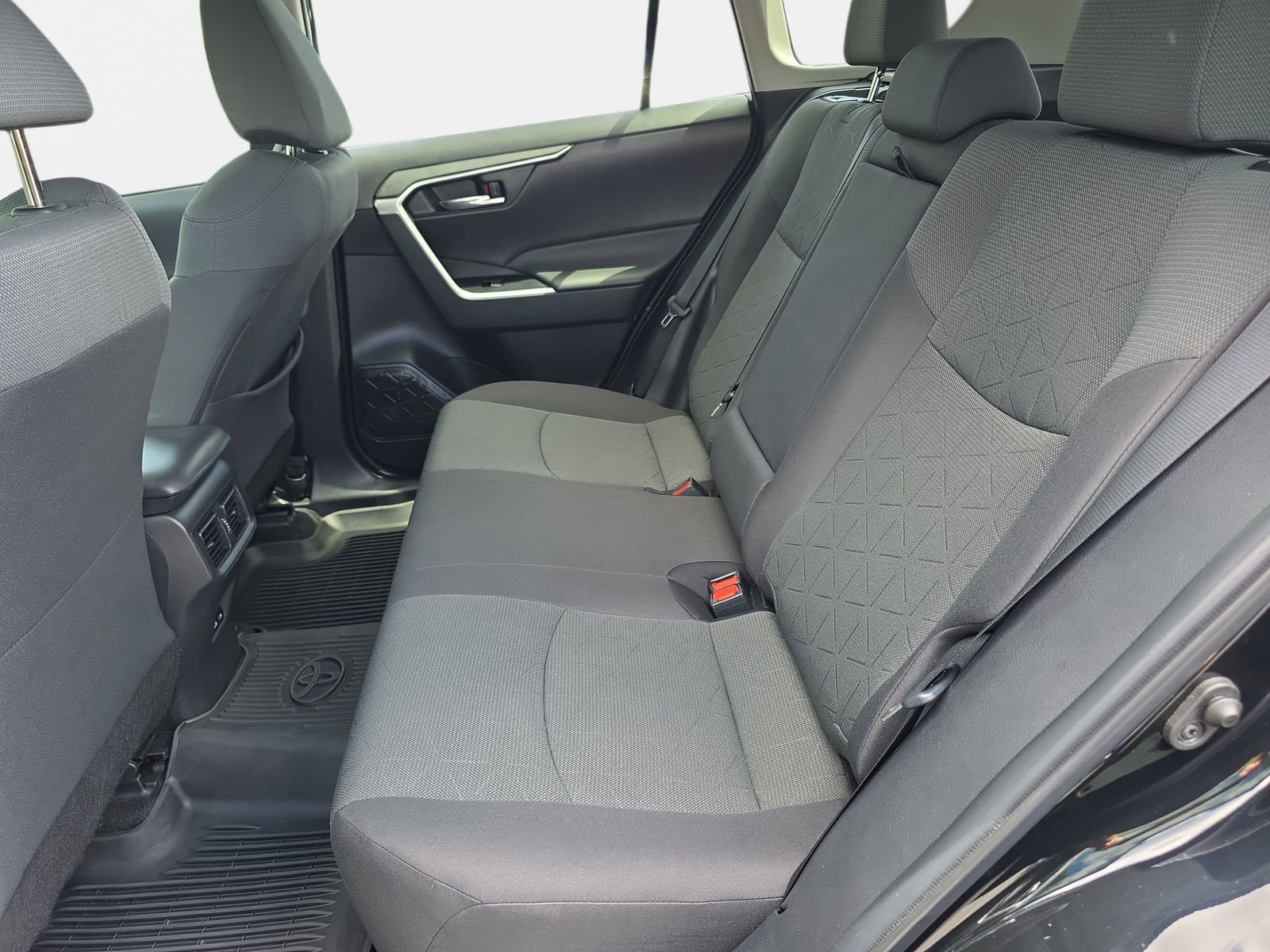 Used 2022 Toyota RAV4 XLE w/ Convenience Package FWD image 14