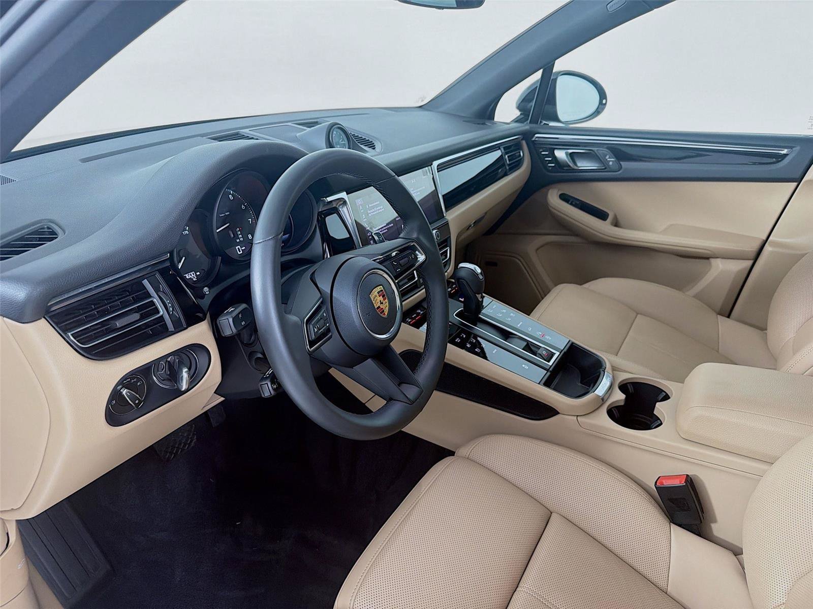 Certified 2026 Porsche Macan AWD/4WD image 4