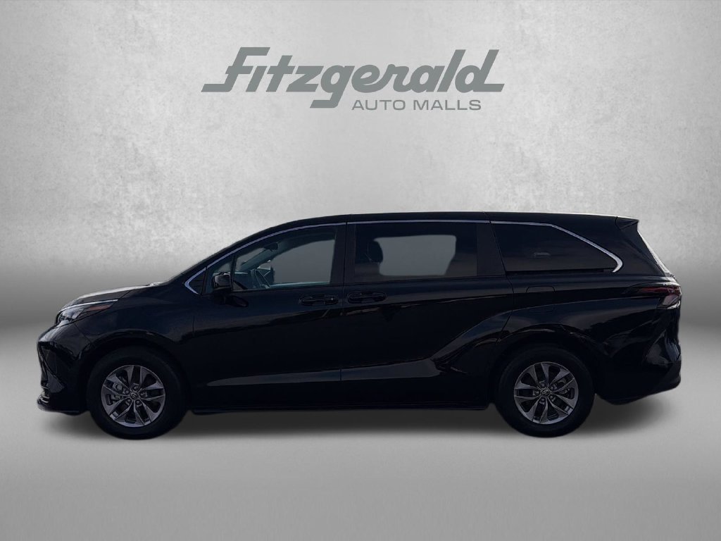 Used 2025 Toyota Sienna LE FWD image 5