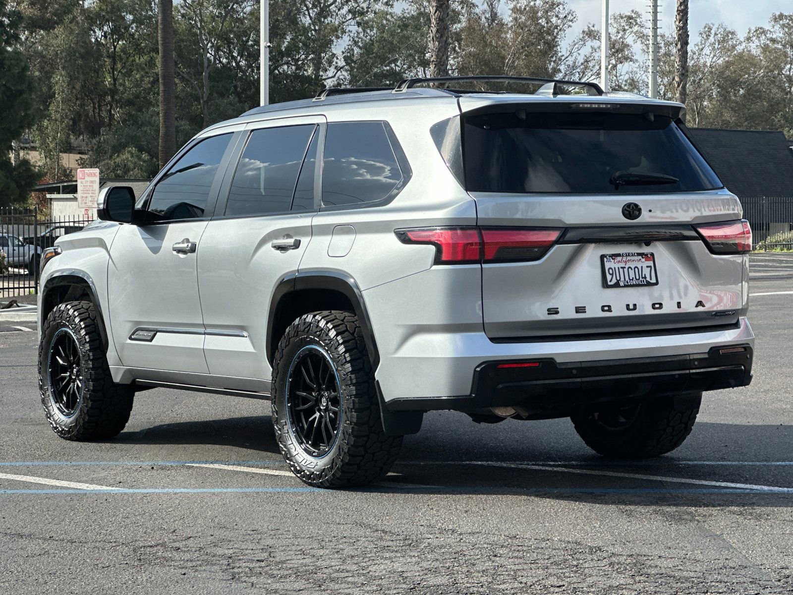 Used 2025 Toyota Sequoia Platinum AWD/4WD image 3