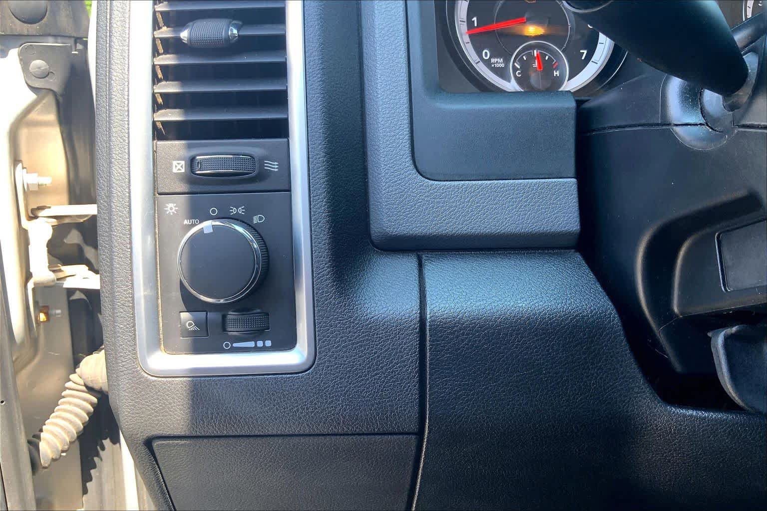 Used 2015 RAM 1500 Classic SLT RWD image 33