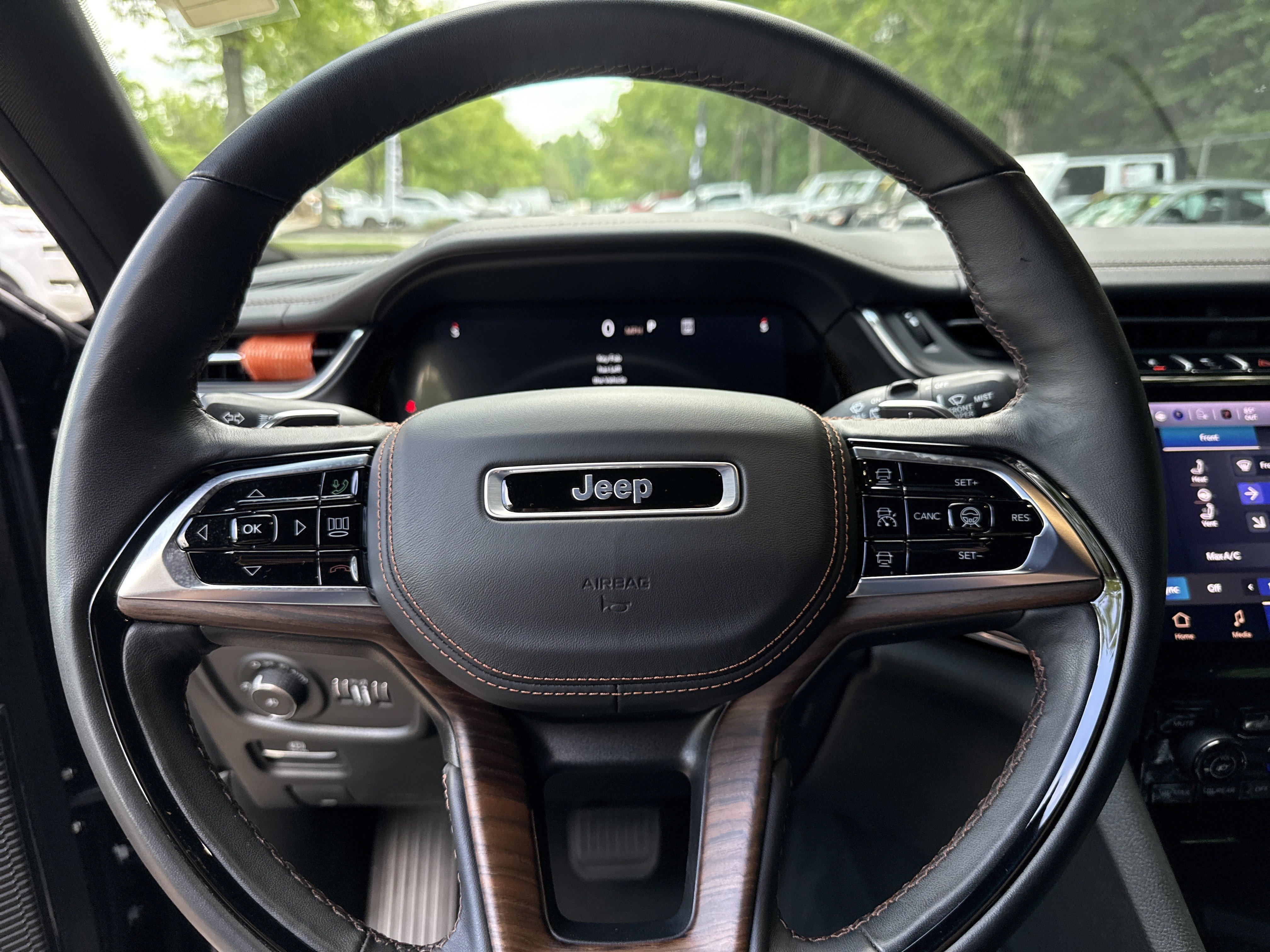 Used 2025 Jeep Grand Cherokee Summit AWD/4WD image 24