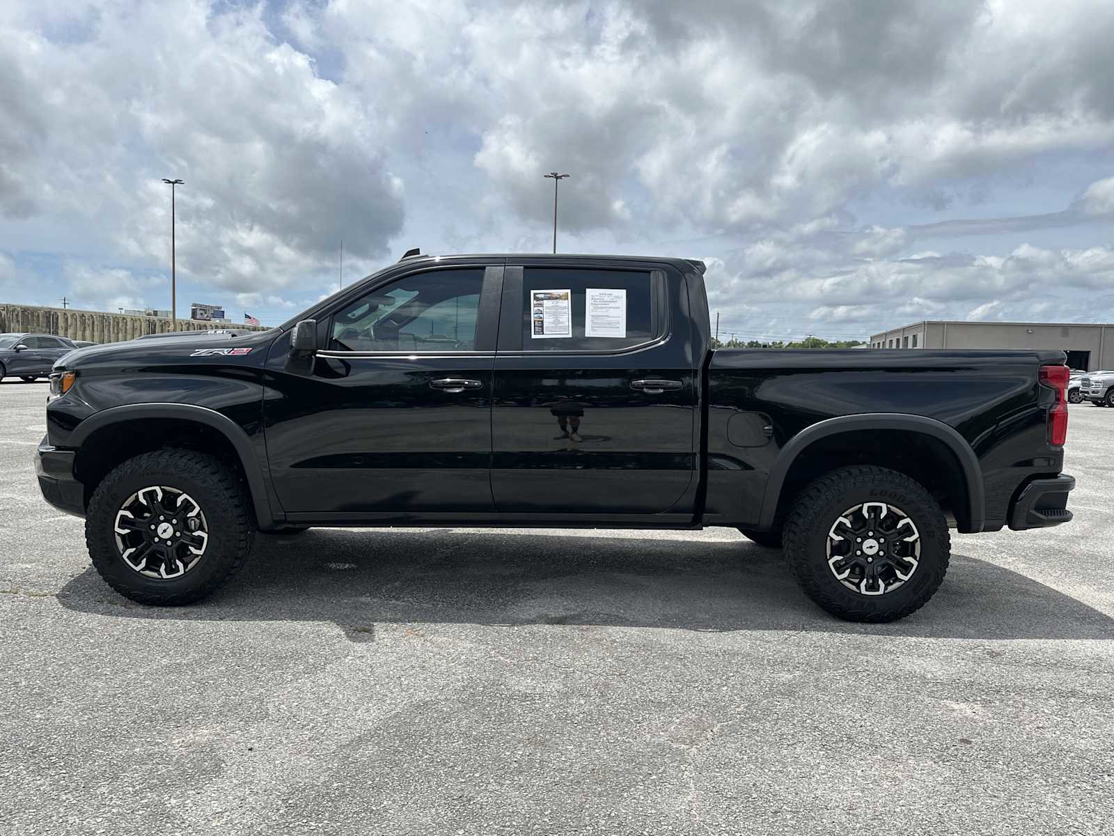 Used 2023 Chevrolet Silverado 1500 ZR2 w/ Technology Package AWD/4WD image 5