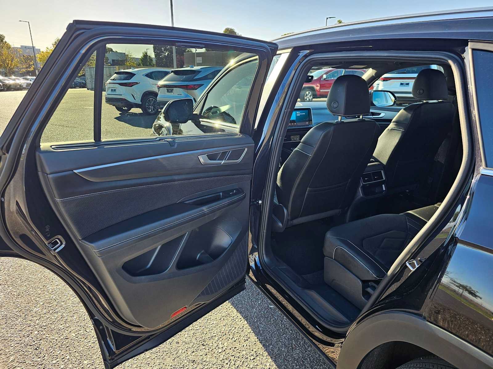 Used 2025 Volkswagen Atlas Cross Sport SE AWD/4WD image 15