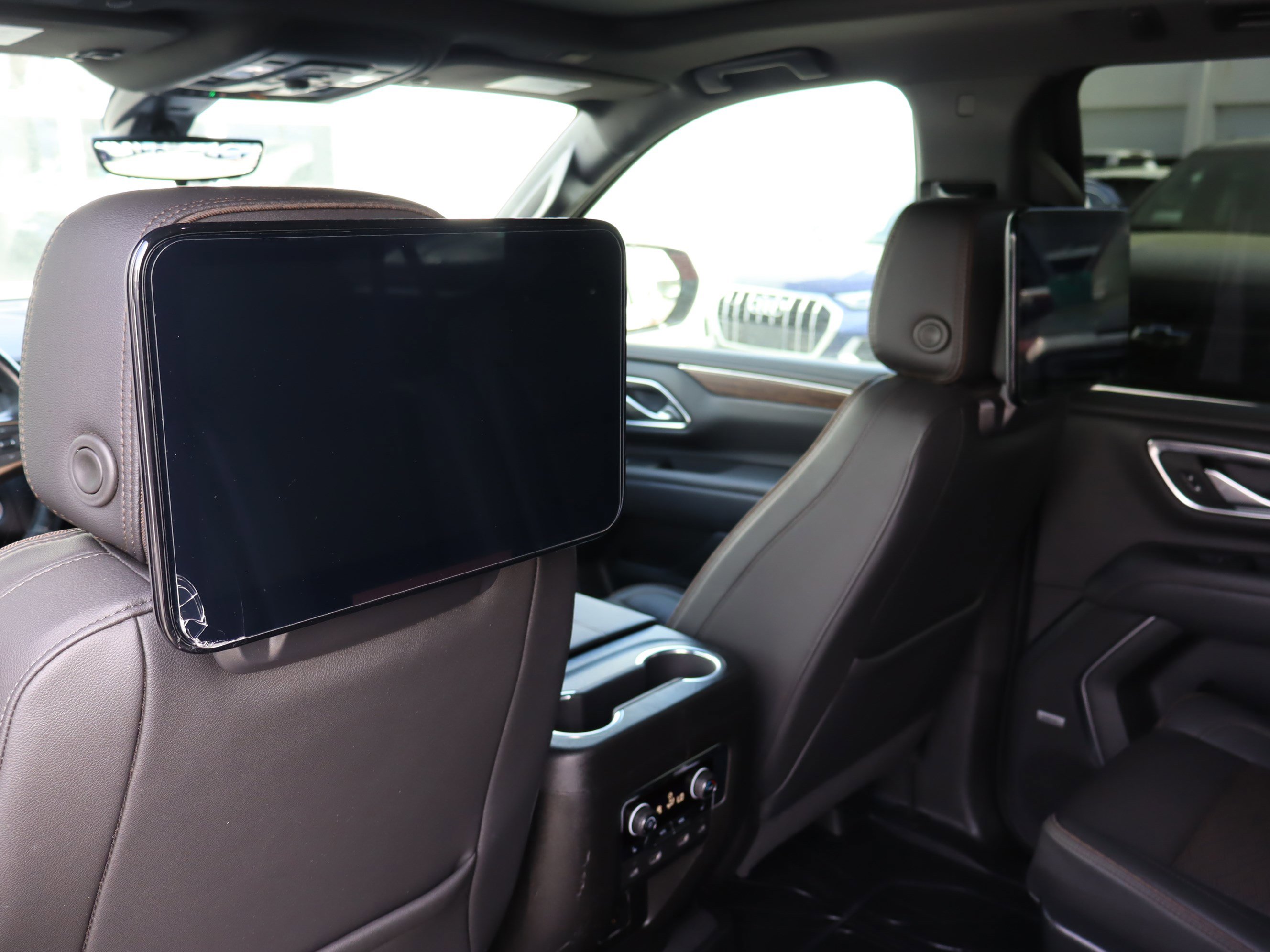 Used 2022 Chevrolet Suburban High Country image 14