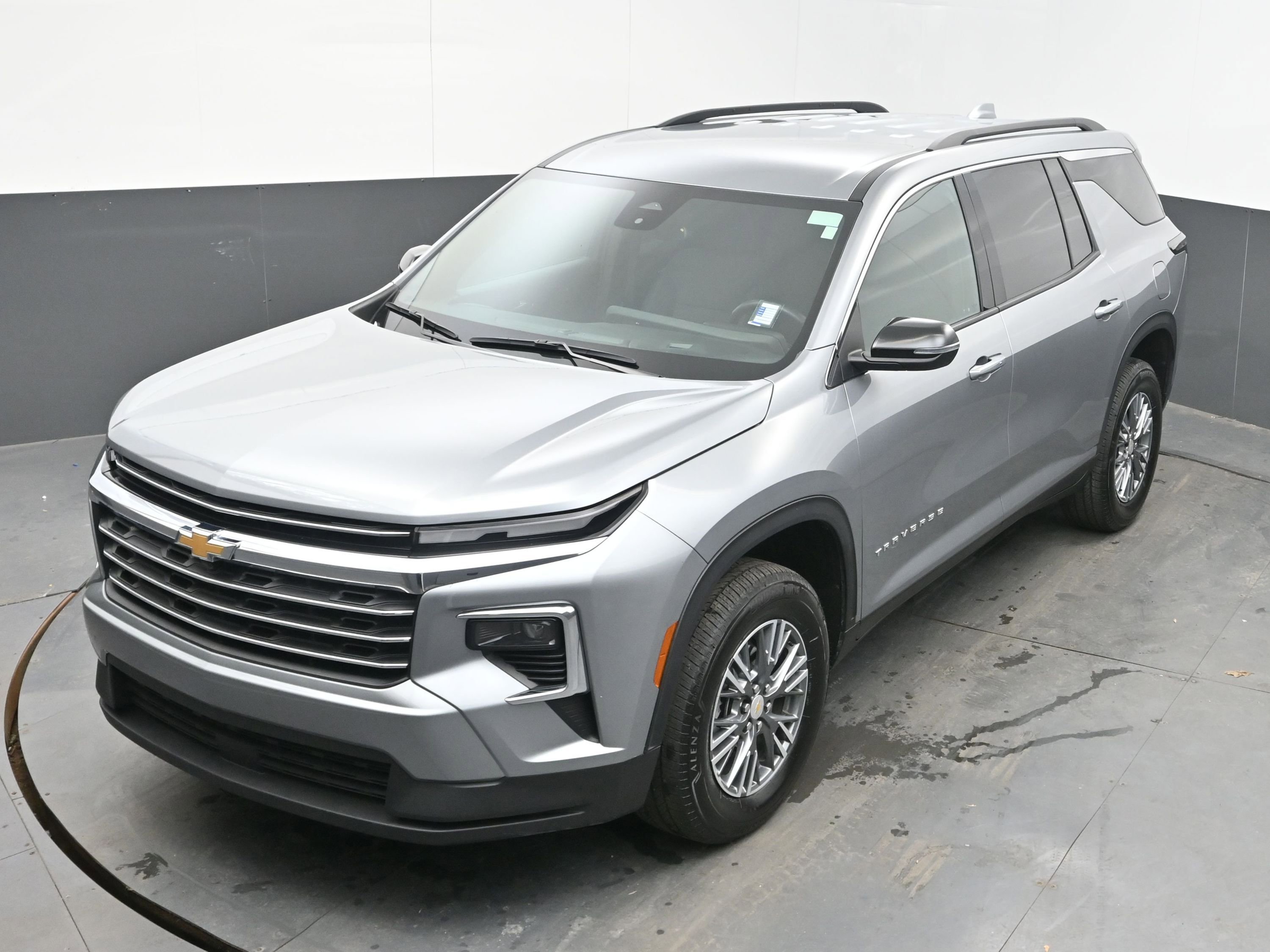 Used 2025 Chevrolet Traverse LT image 30