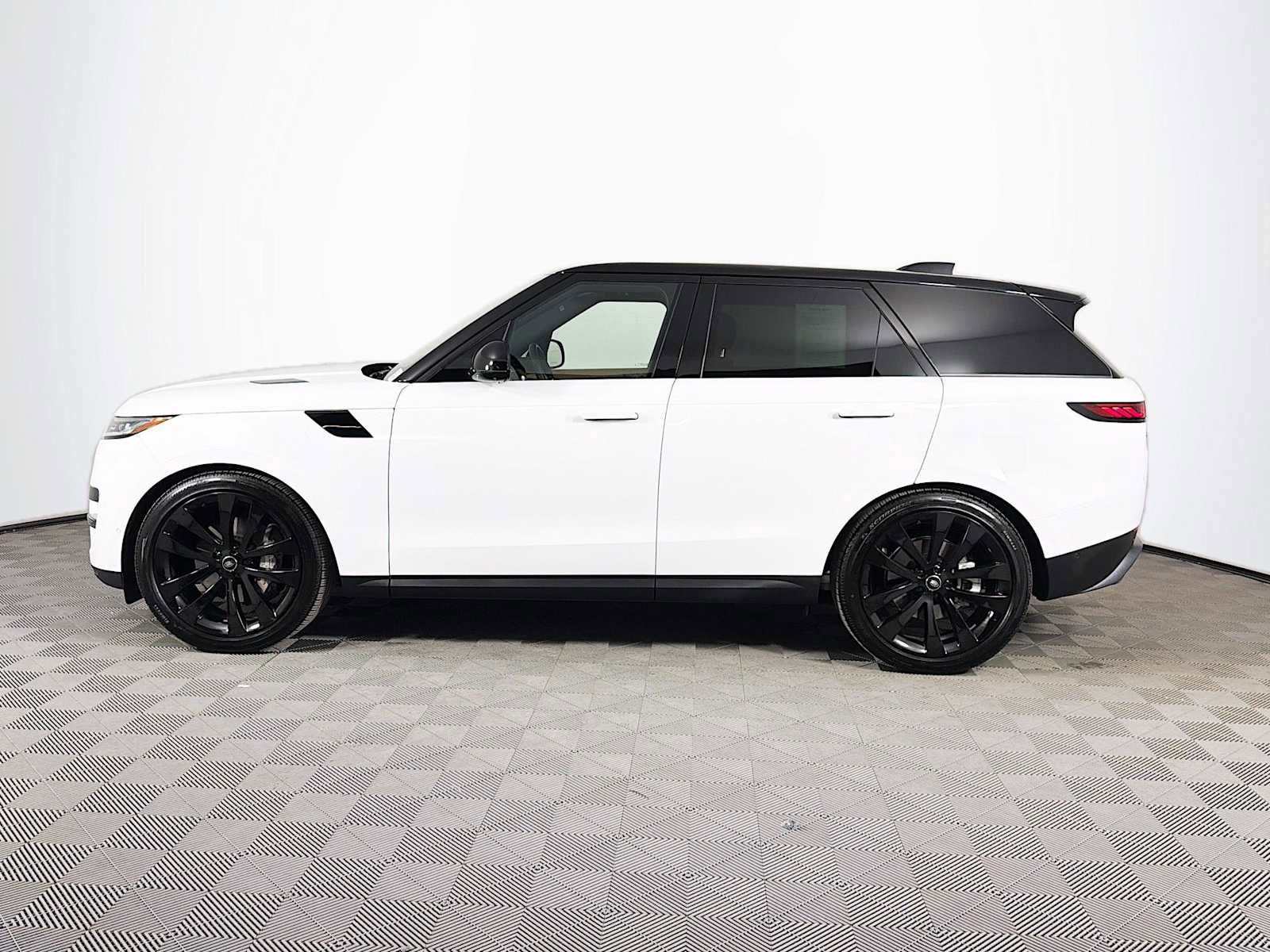 Used 2025 Land Rover Range Rover Sport SE image 8