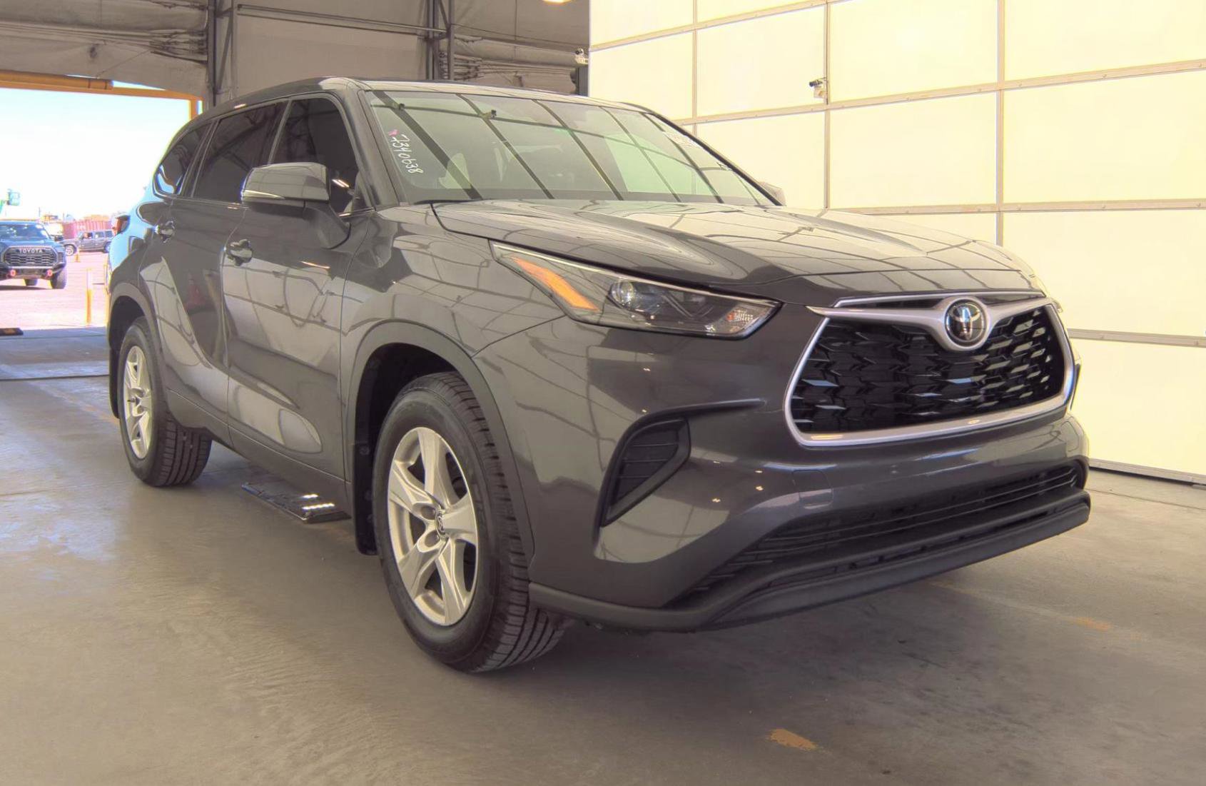 Used 2022 Toyota Highlander L AWD/4WD image 5