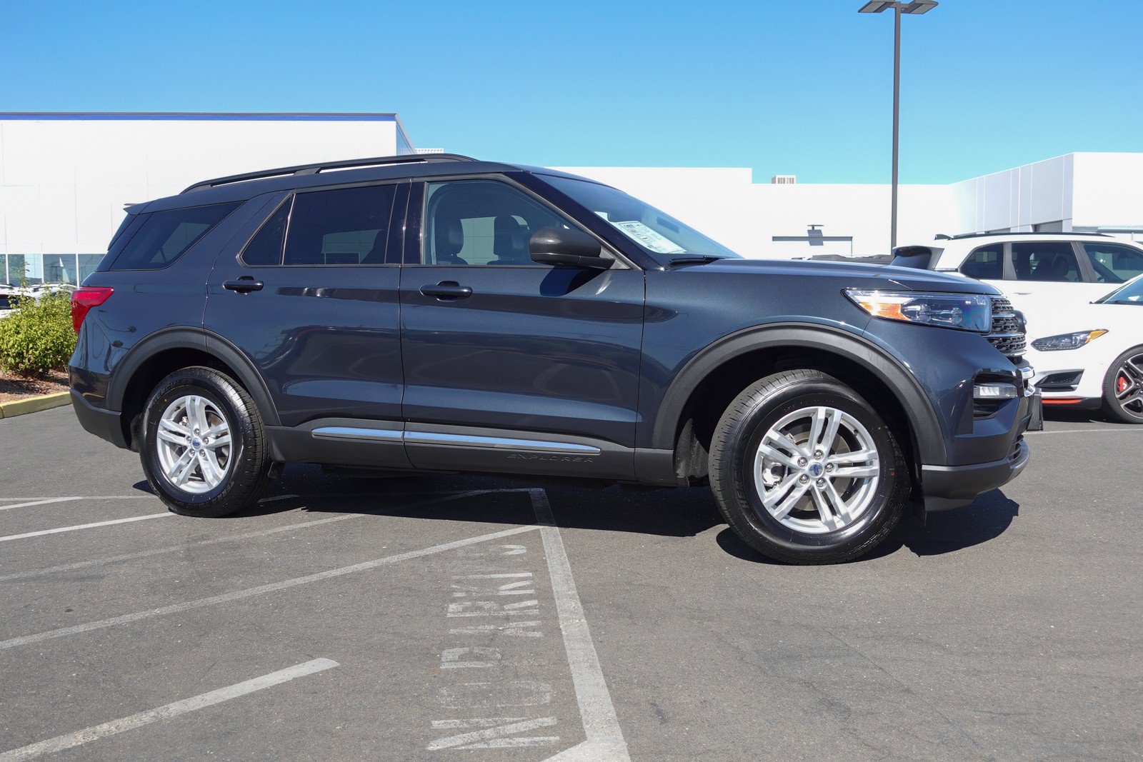 Used 2023 Ford Explorer XLT w/ Equipment Group 202A AWD/4WD image 4