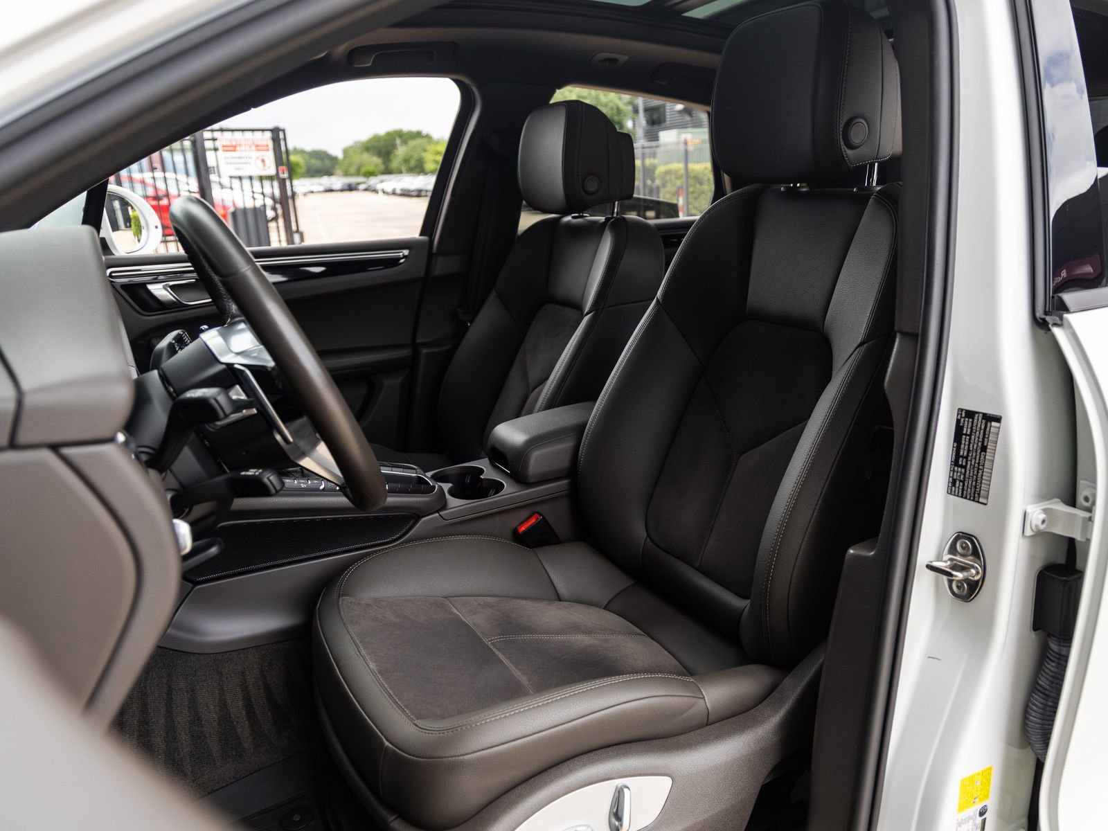 Certified 2021 Porsche Macan AWD/4WD image 5