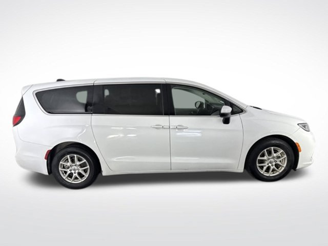 Used 2023 Chrysler Pacifica Touring-L FWD image 6
