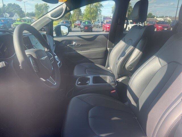 New 2026 Chrysler Pacifica Select image 5