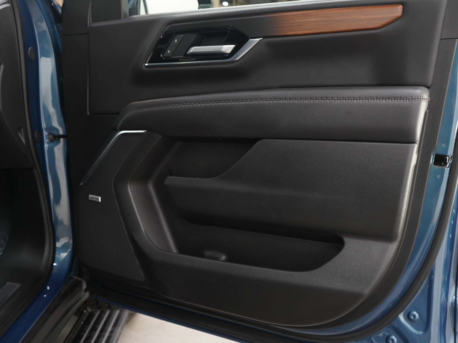 Used 2025 GMC Yukon XL Denali w/ Denali Reserve Package AWD/4WD image 9