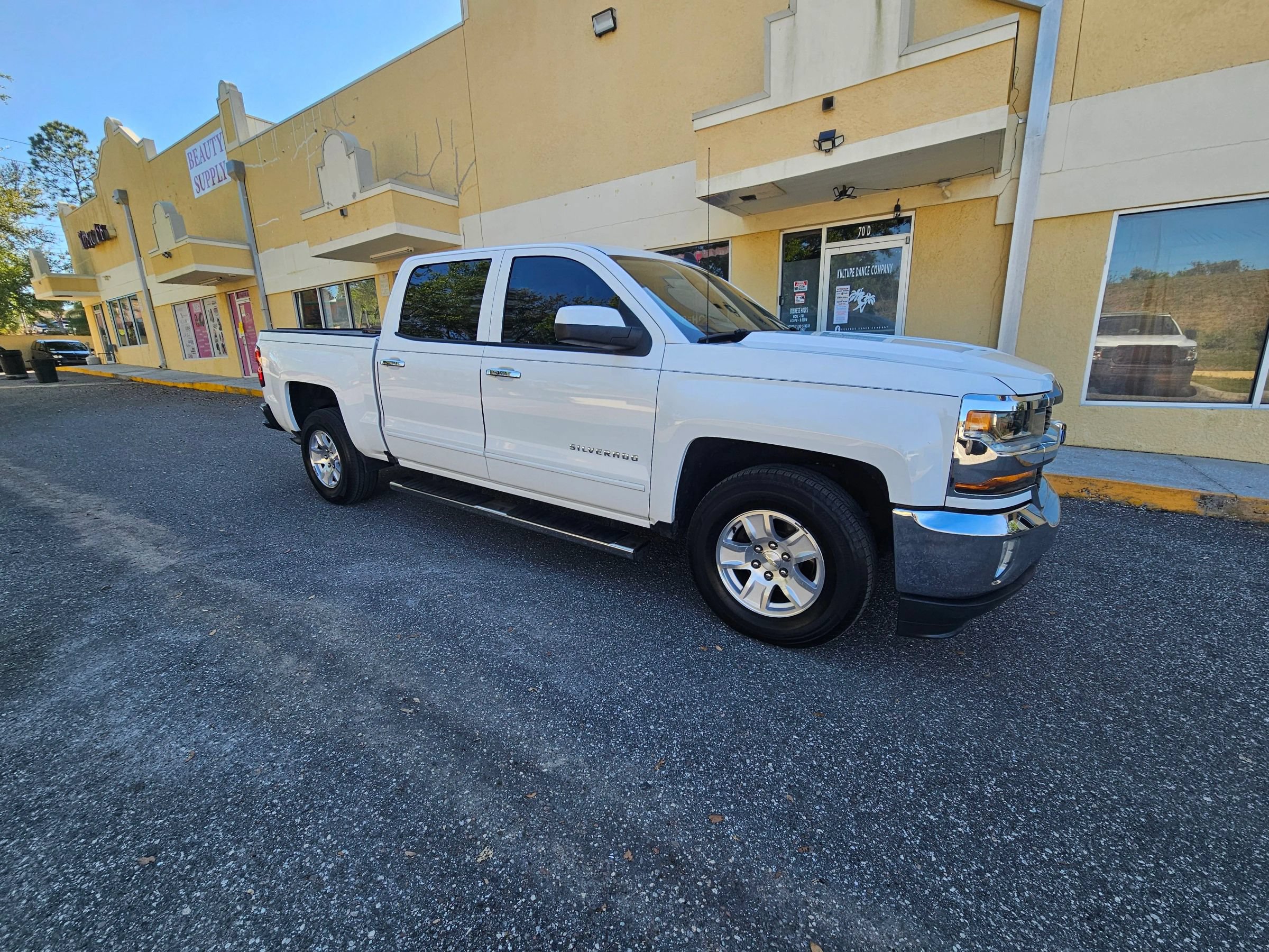 Used 2018 Chevrolet Silverado 1500 LT w/ LT Eassist Package RWD image 3