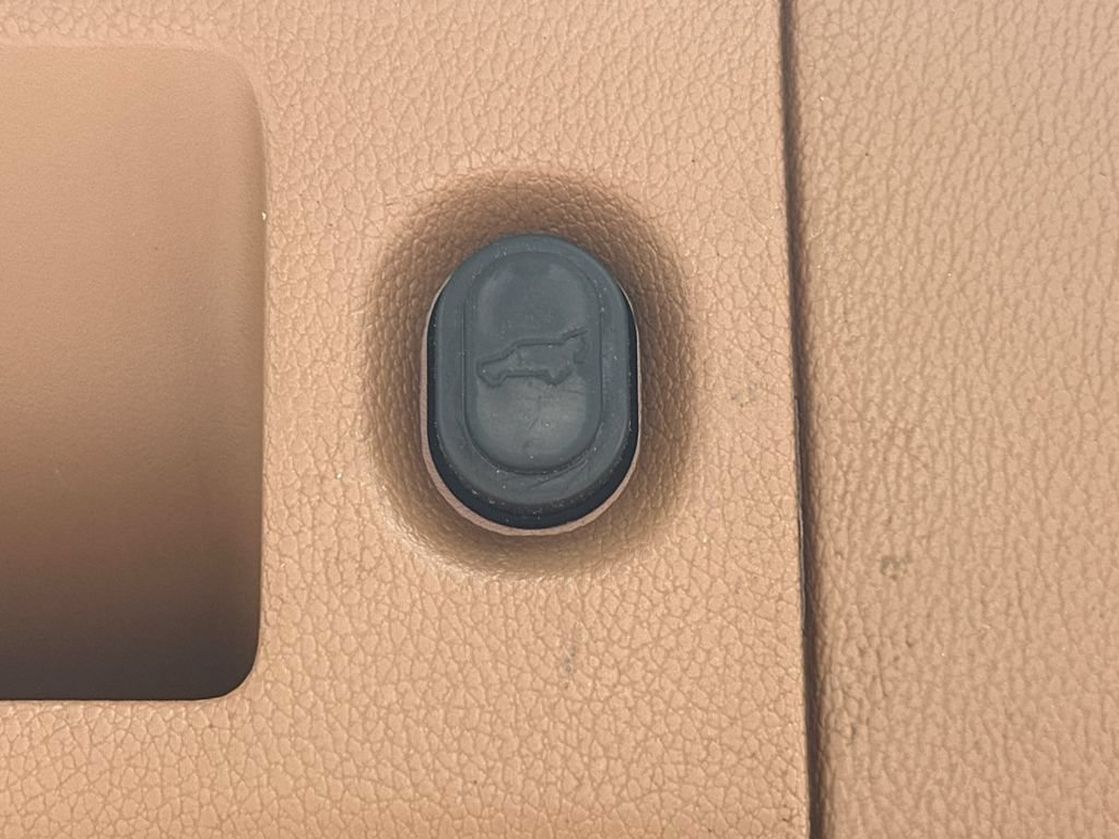 Used 2016 Cadillac Escalade Platinum AWD/4WD image 16