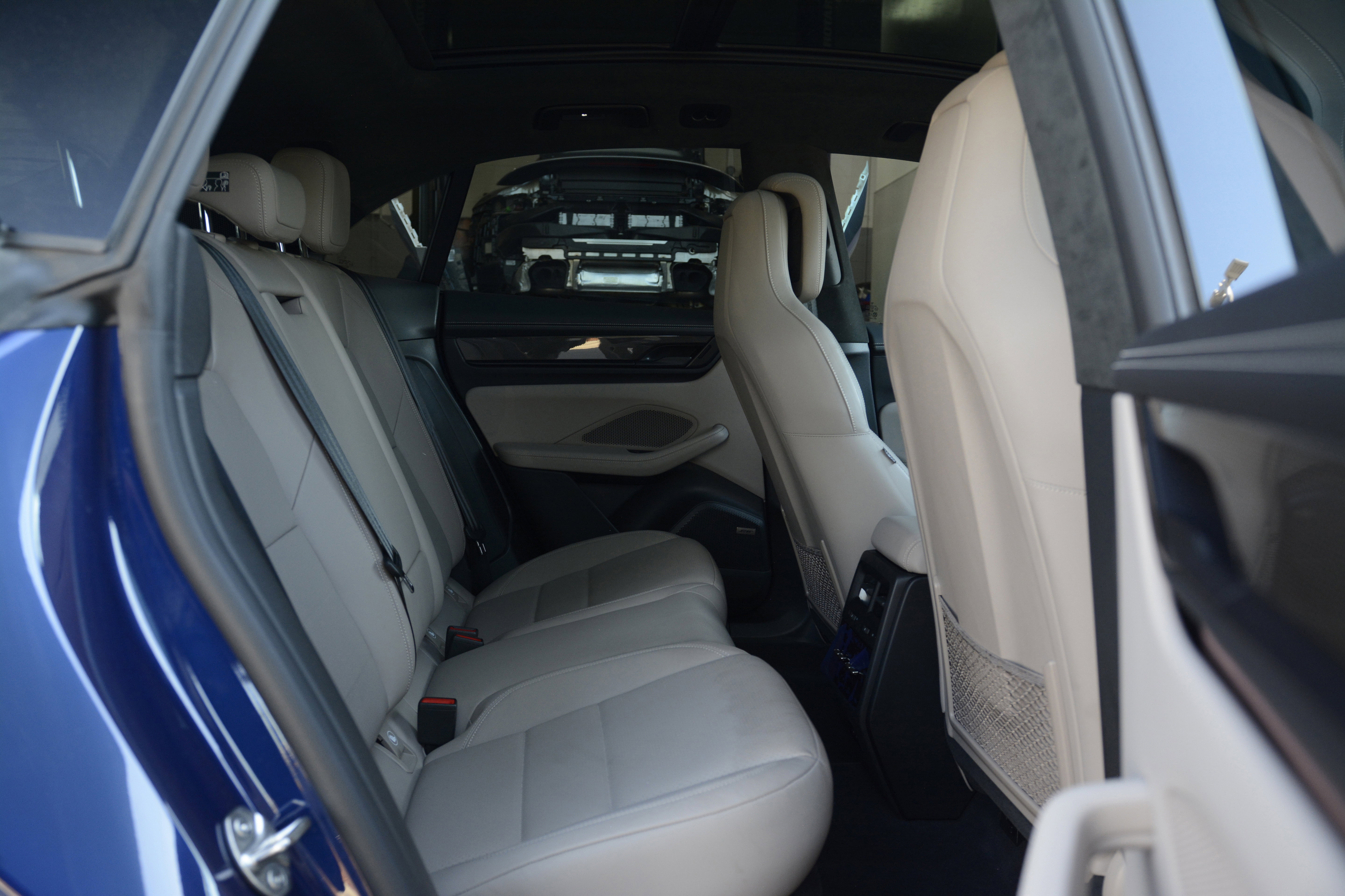 Certified 2025 Porsche Macan Turbo Electric AWD/4WD image 32