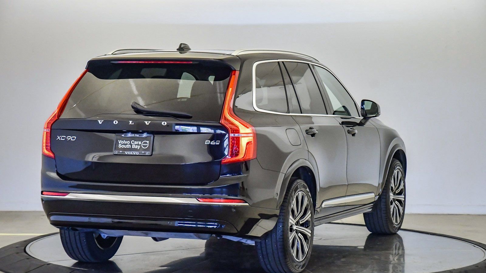 Used 2025 Volvo XC90 B6 Plus image 4