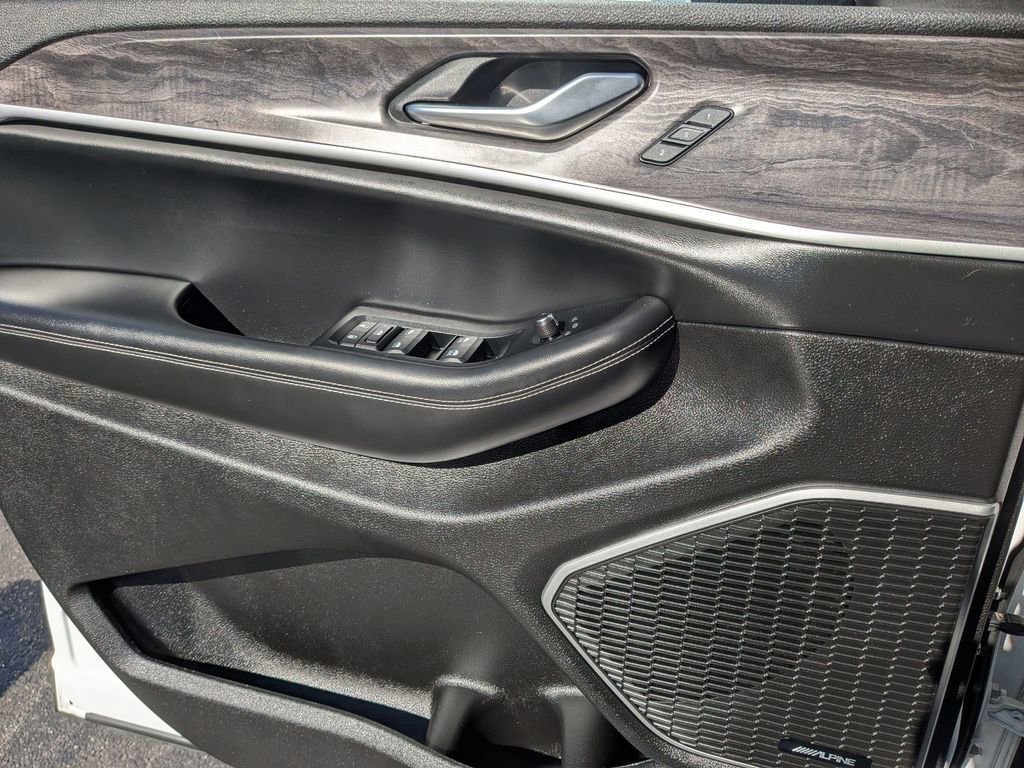 Used 2023 Jeep Grand Cherokee Limited w/ Black Appearance Package image 11