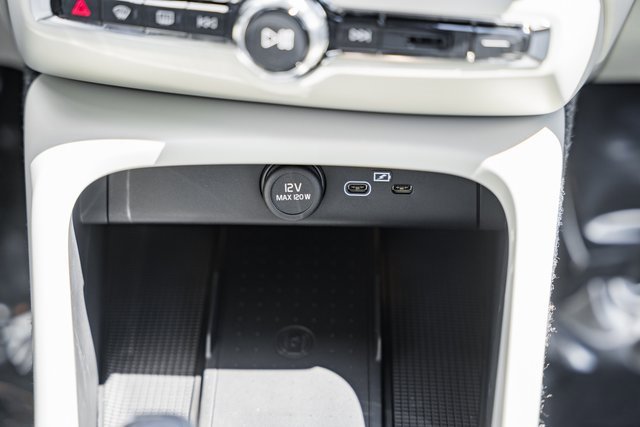 Certified 2025 Volvo XC40 B5 Plus w/ Protection Package Premier image 22