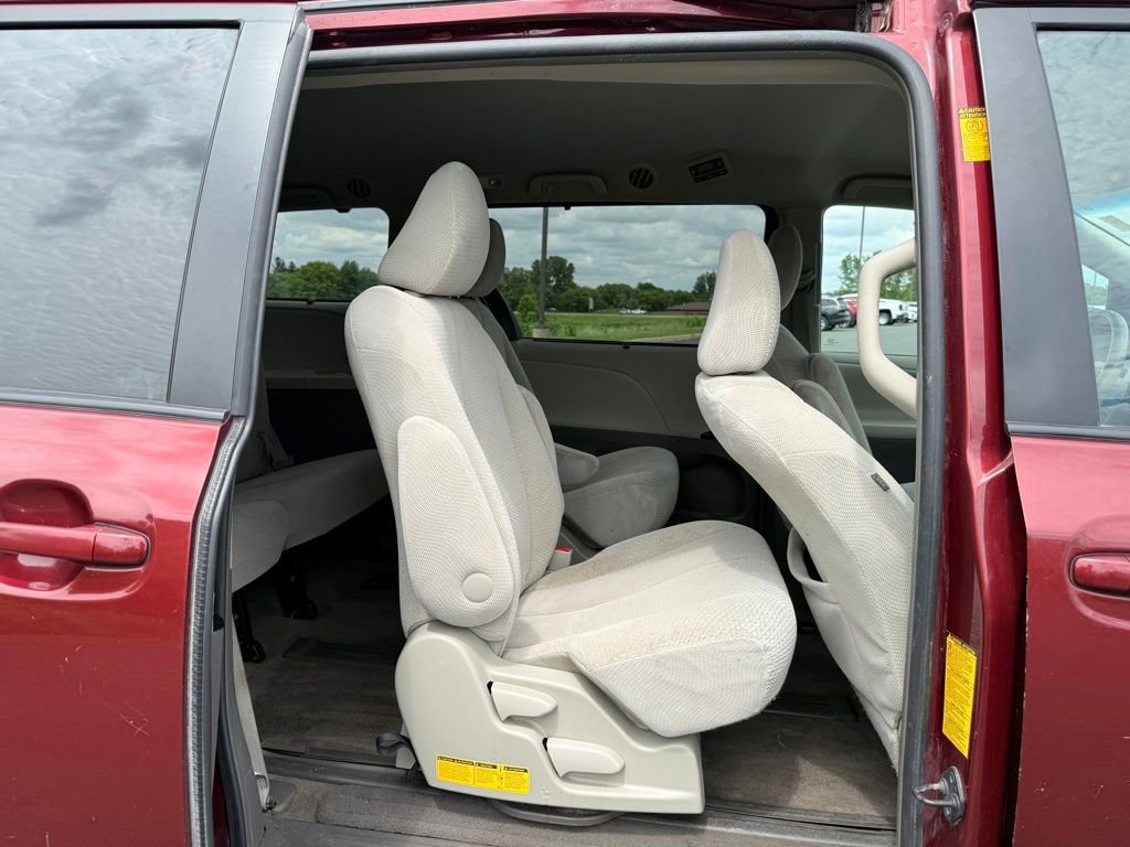 Used 2014 Toyota Sienna LE AWD/4WD image 13