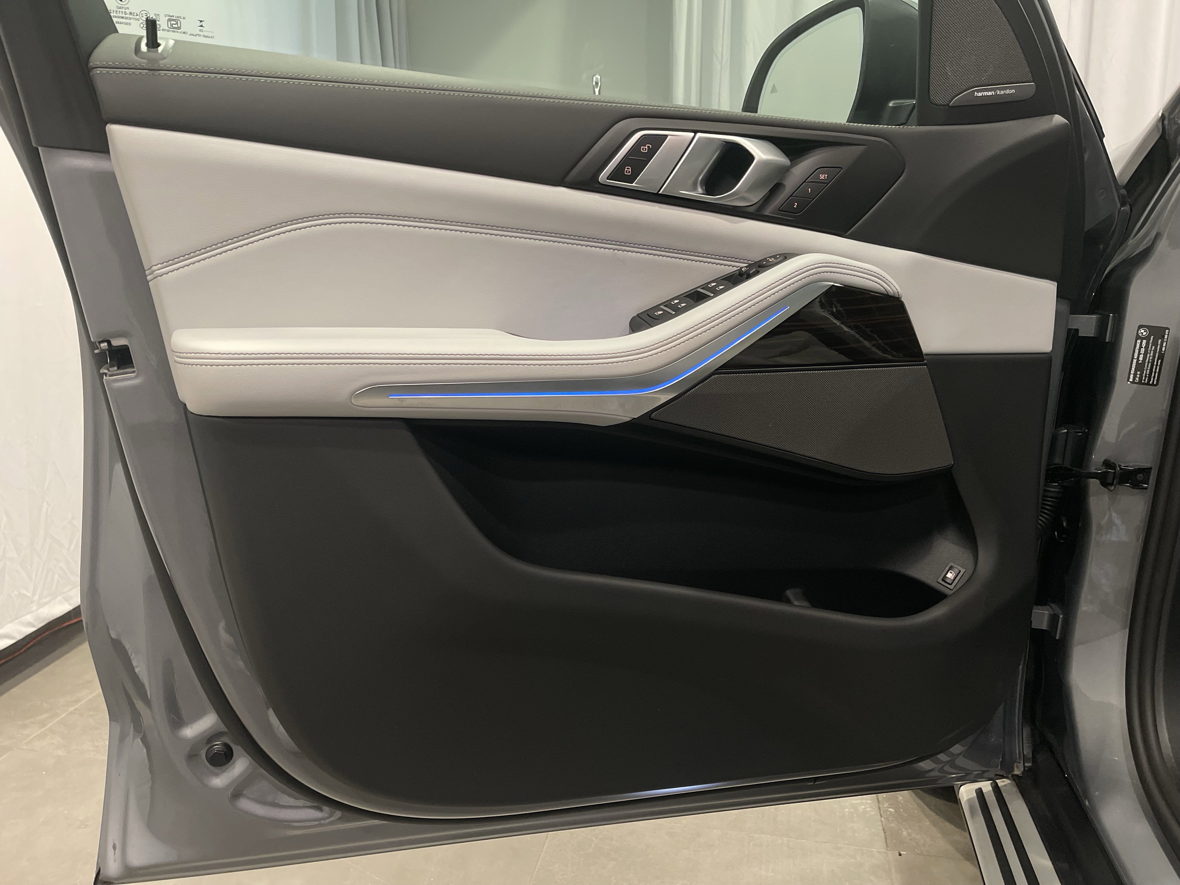 Used 2025 BMW X5 xDrive50e w/ Premium Package image 12