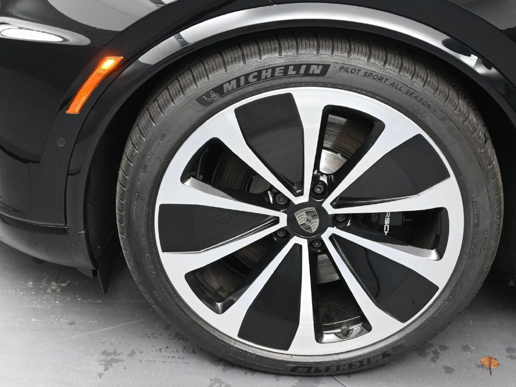 Certified 2025 Porsche Macan Turbo Electric AWD/4WD image 13