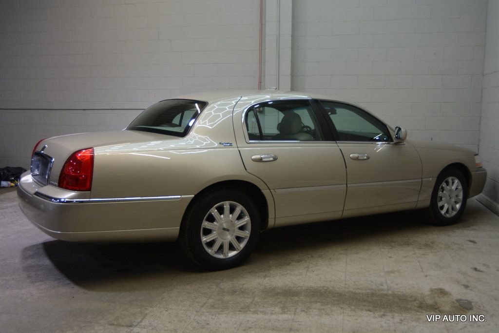 Used 2010 Lincoln Town Car Signature Limited image 32