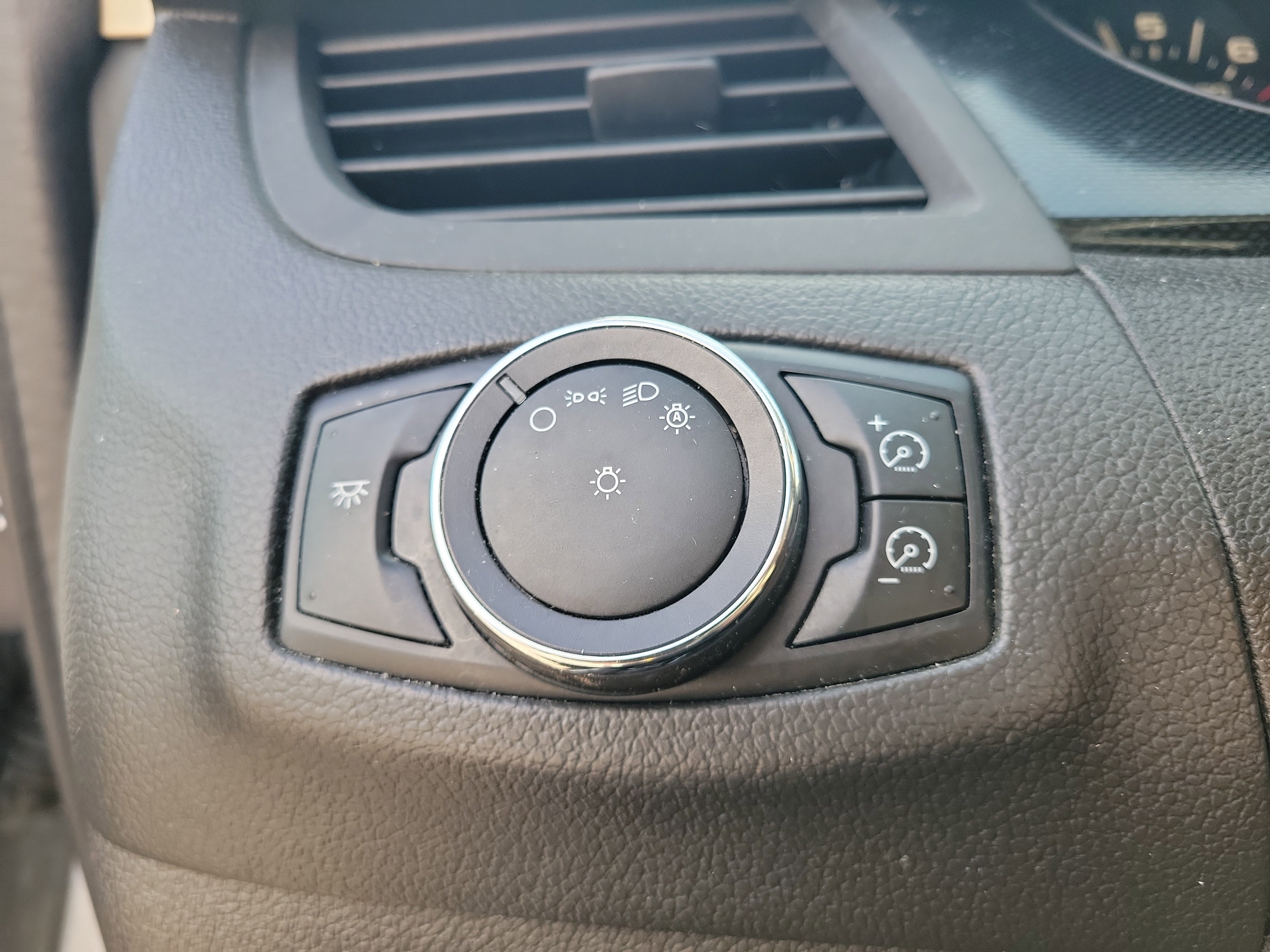 Used 2013 Ford Edge SE image 23