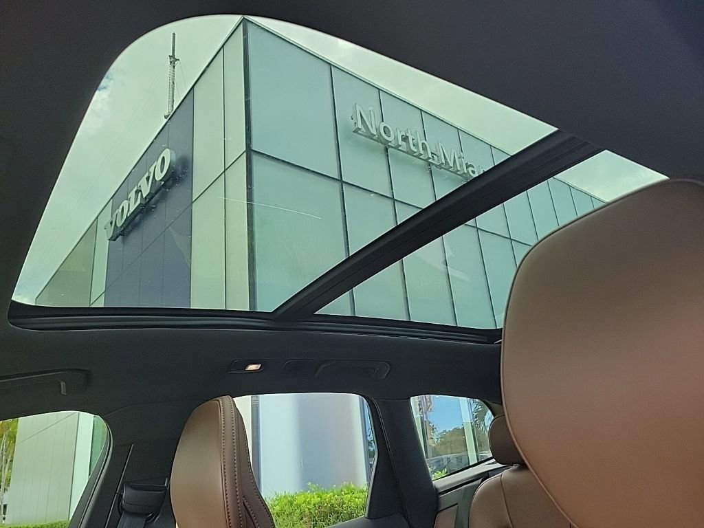 Used 2022 Volvo XC60 T8 Inscription w/ Advanced Package image 6