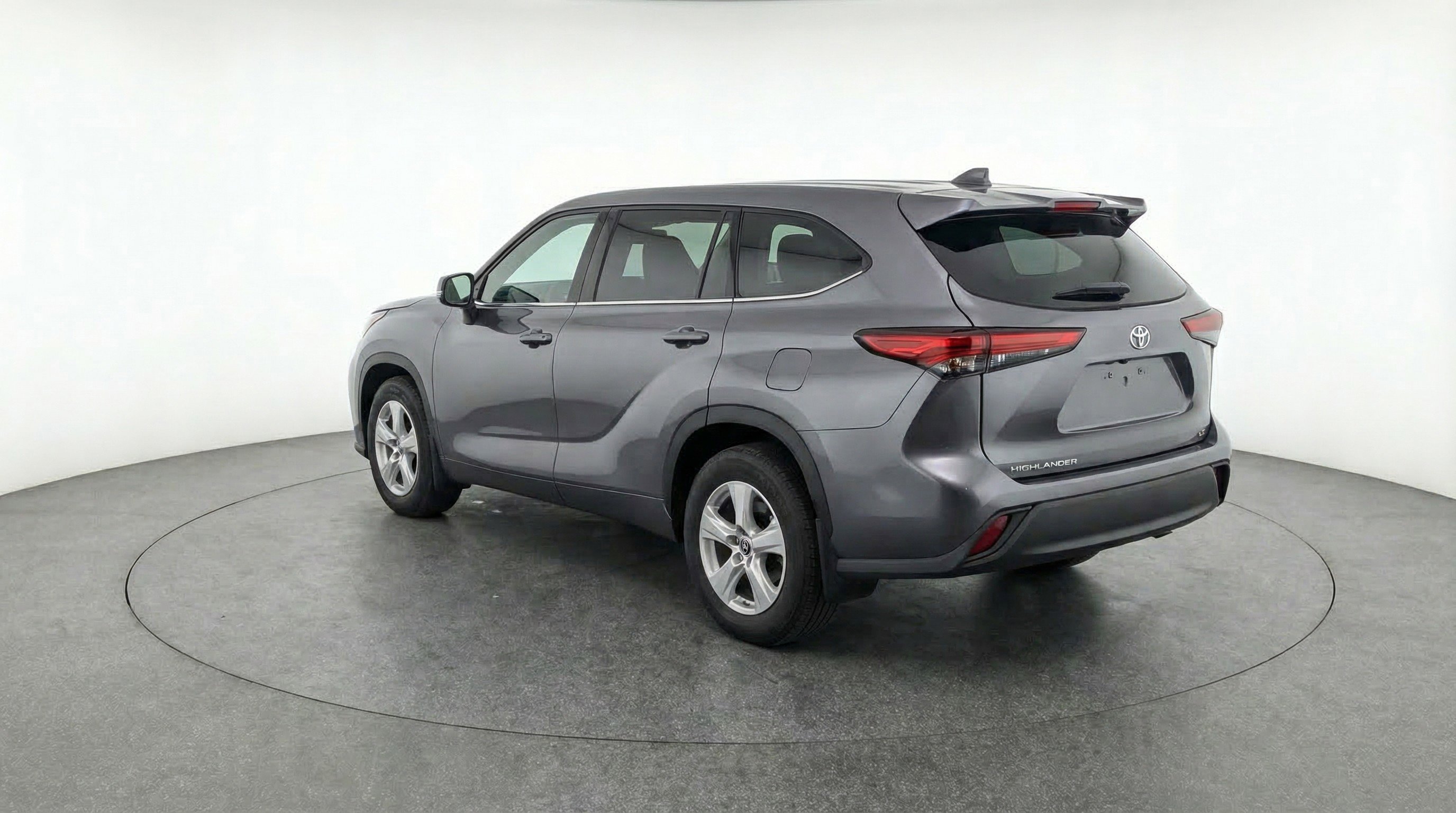 Used 2025 Toyota Highlander LE image 6