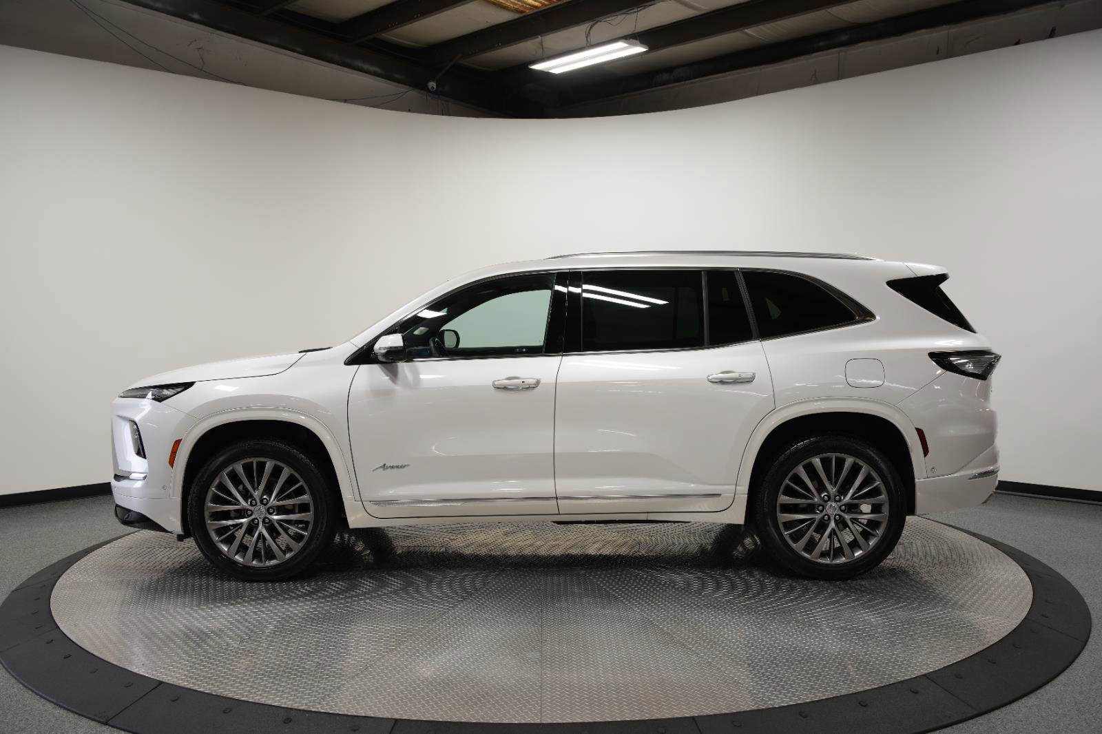 Used 2025 Buick Enclave Avenir image 4