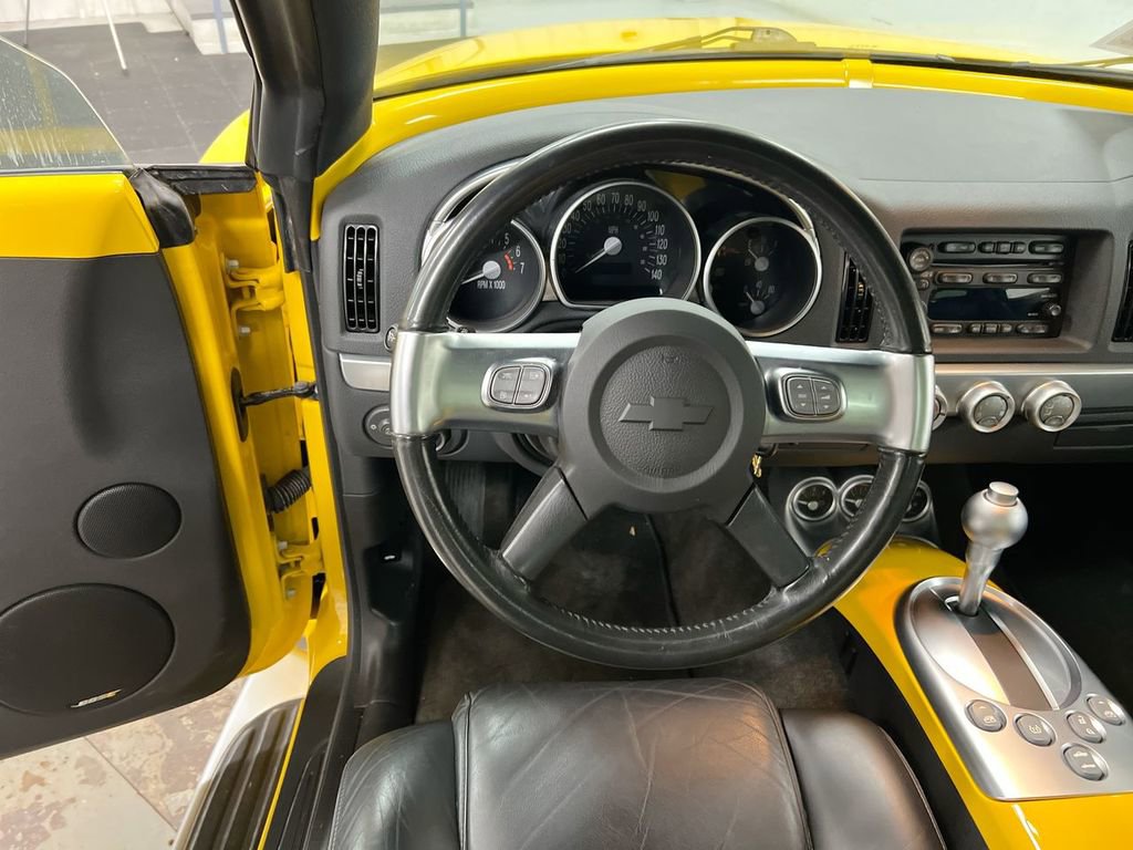 Used 2004 Chevrolet SSR w/ Preferred Equipment Group image 11