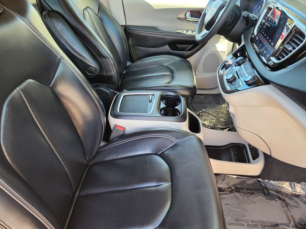 Used 2023 Chrysler Pacifica Touring-L FWD image 5