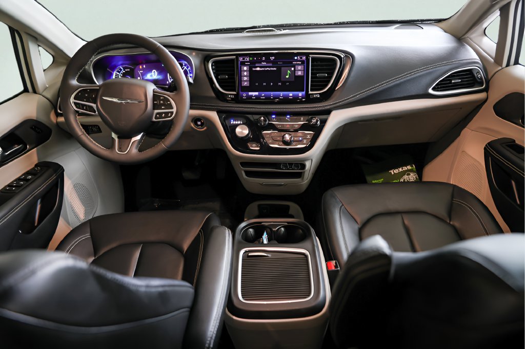 Used 2024 Chrysler Pacifica Limited FWD image 28