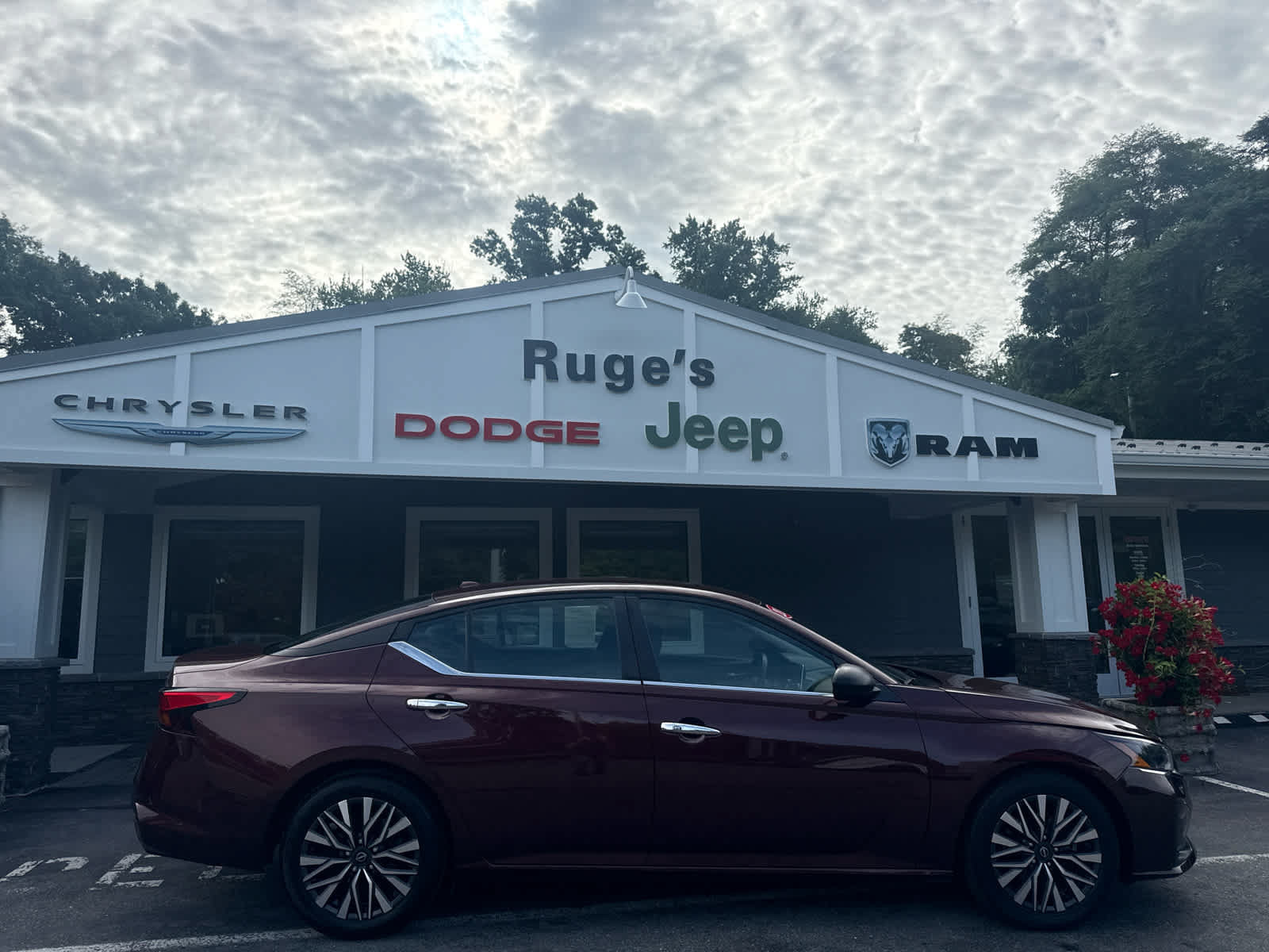 Used 2024 Nissan Altima 2.5 SV FWD image 2
