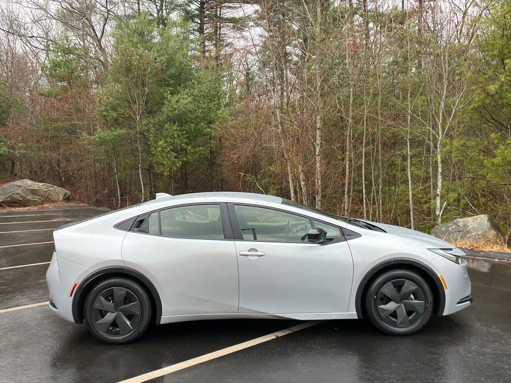 Used 2025 Toyota Prius LE FWD image 6