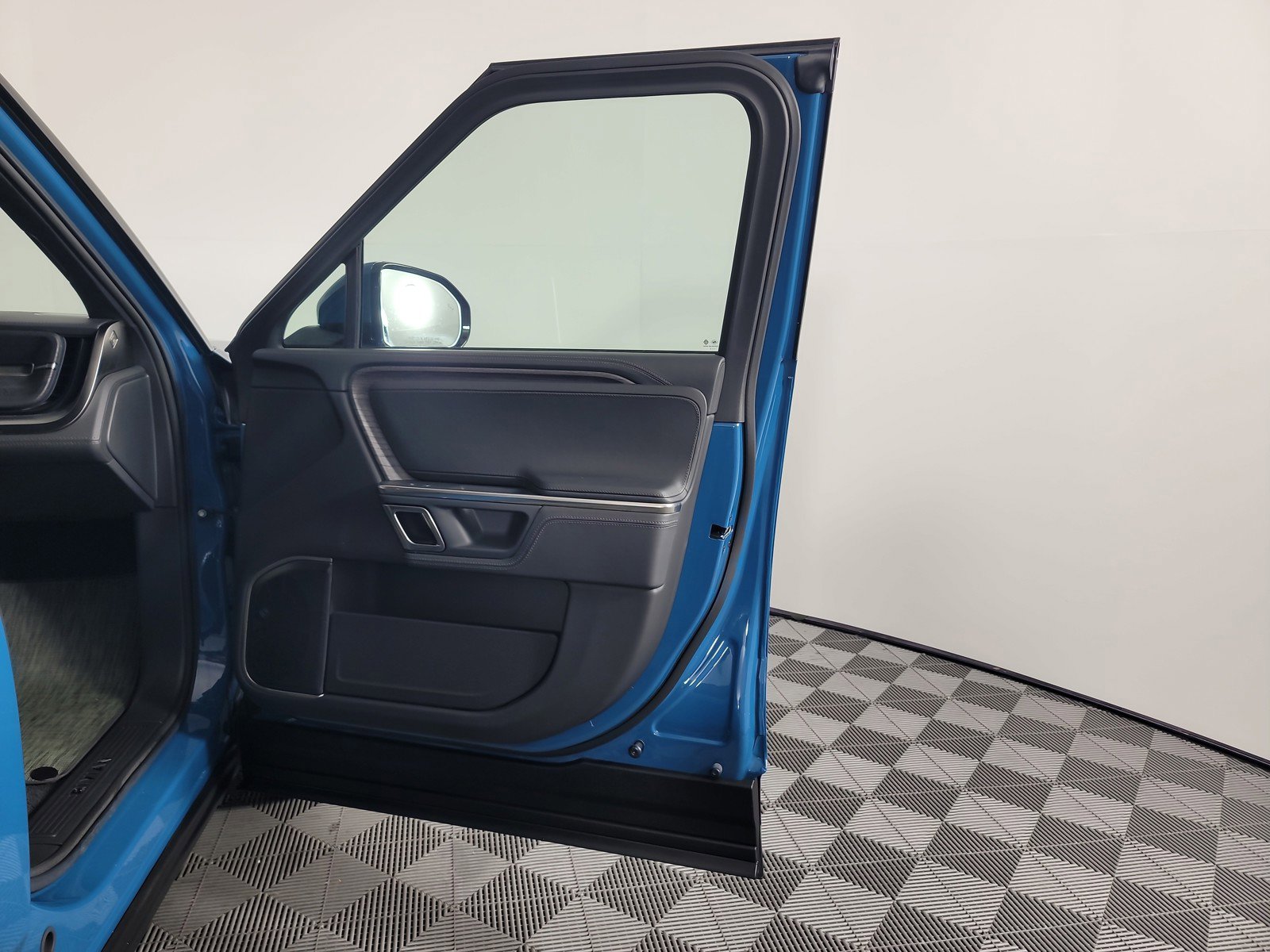 Used 2023 Rivian R1S Adventure AWD/4WD image 18
