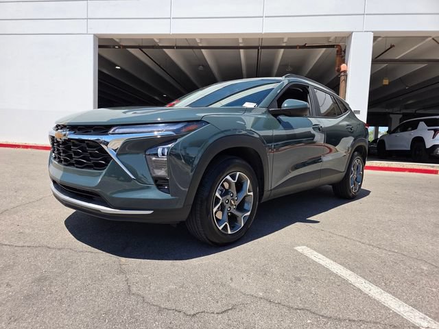 Certified 2025 Chevrolet Trax LT FWD image 2