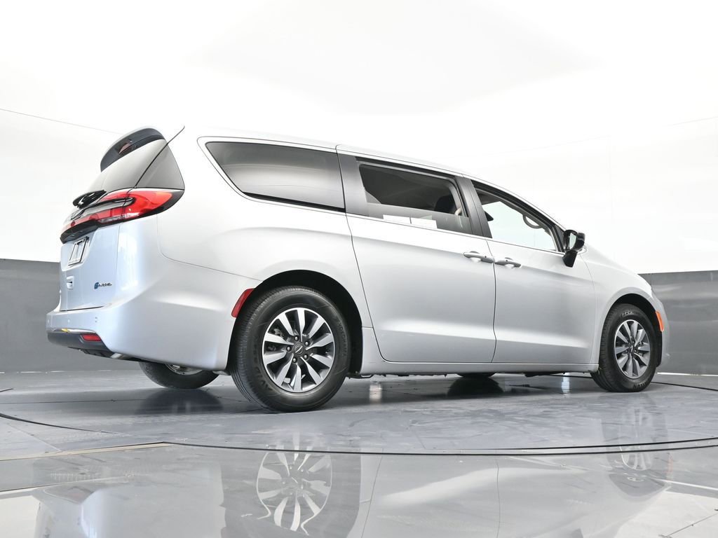 Used 2024 Chrysler Pacifica Select image 65