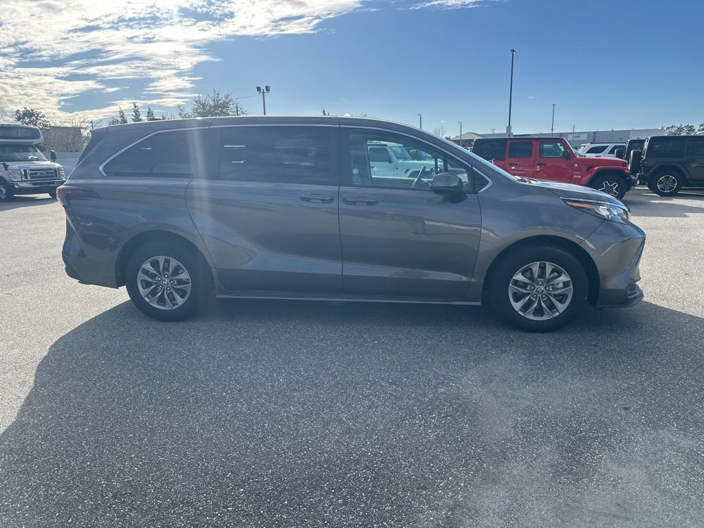 Used 2024 Toyota Sienna LE image 4